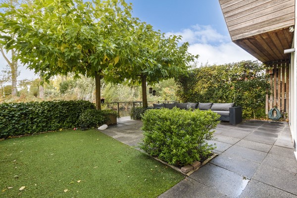 Stijlvol gezinshuis met tuin aan het water en vrij uitzicht in Amsterdam